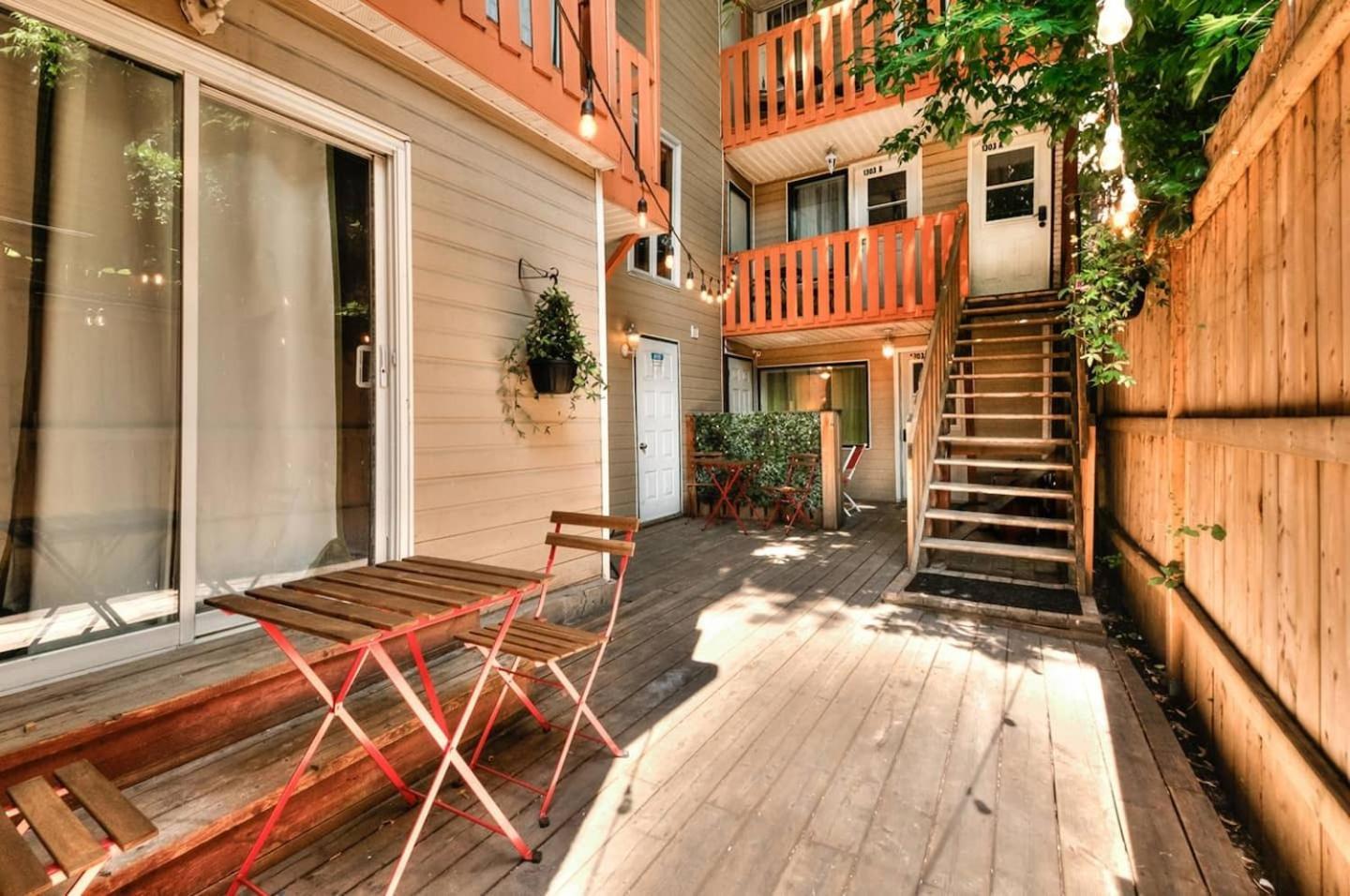 100 Meters To Metro Beaudry - Full Apartments - 1 Minute Walk To The Famous St Catherine Street - Fast Wifi - Washer & Dryer On Site - Montcalm Units, Montreal